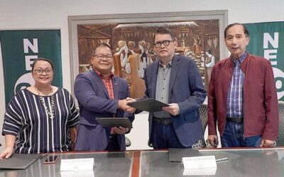 Boosting Agricultural Cooperatives: GO Negosyo and CDA Partnership BOOSTING AGRIPRENEURSHIP Go Negosyo founder Joey Concepcion
(3rd from left) and Senior Adviser William Dar (right) join Cooperative Development Authority Administrator Myrla Paradillo (left) and CDA Chairman Joseph Encabo at the signing of a memorandum of understanding that aims to support and implement the objectives of the Kapatid Angat Lahat Agri Program for cooperatives. CONTRIBUTED PHOTO