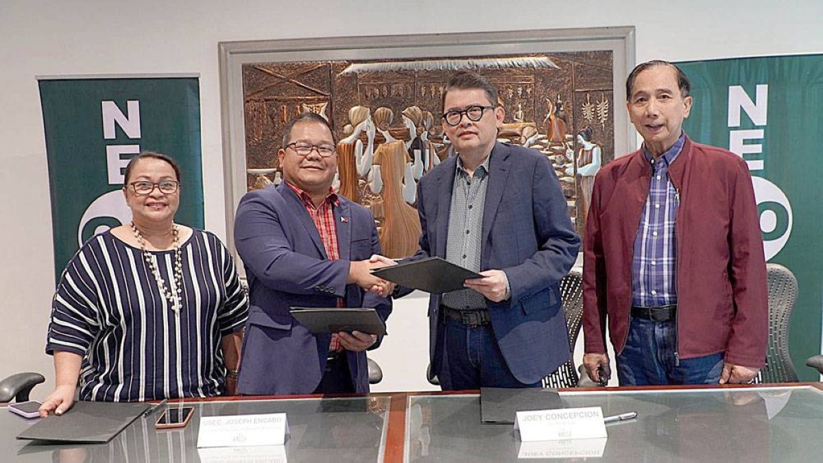 BOOSTING AGRIPRENEURSHIP Go Negosyo founder Joey Concepcion
(3rd from left) and Senior Adviser William Dar (right) join Cooperative Development Authority Administrator Myrla Paradillo (left) and CDA Chairman Joseph Encabo at the signing of a memorandum of understanding that aims to support and implement the objectives of the Kapatid Angat Lahat Agri Program for cooperatives. CONTRIBUTED PHOTO