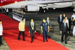Widodo arrives in PH Indonesian President Joko Widodo is welcomed by Philippine government officials during his arrival in the country for a three-day official state visit. Widodo will meet President Ferdinand Marcos Jr. to discuss further strengthening of bilateral ties between their two countries. PHOTO/VIDEO BY MALACANANG PRESS CORP