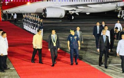 Widodo arrives in PH Indonesian President Joko Widodo is welcomed by Philippine government officials during his arrival in the country for a three-day official state visit. Widodo will meet President Ferdinand Marcos Jr. to discuss further strengthening of bilateral ties between their two countries. PHOTO/VIDEO BY MALACANANG PRESS CORP