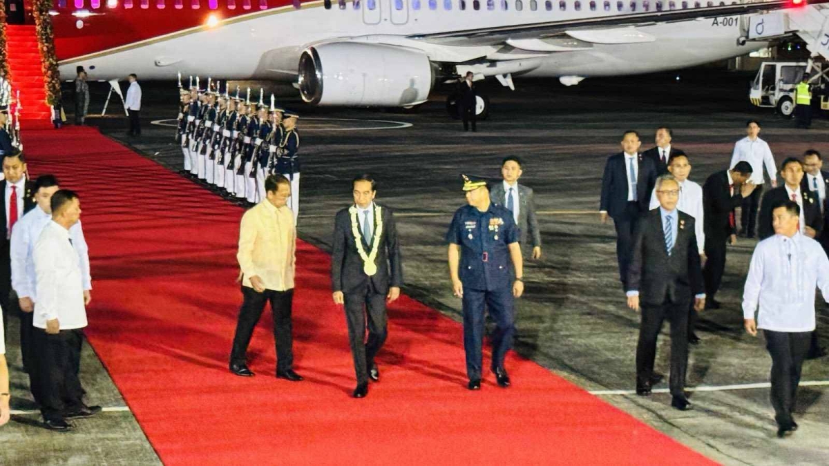 Widodo arrives in PH Indonesian President Joko Widodo is welcomed by Philippine government officials during his arrival in the country for a three-day official state visit. Widodo will meet President Ferdinand Marcos Jr. to discuss further strengthening of bilateral ties between their two countries. PHOTO/VIDEO BY MALACANANG PRESS CORP