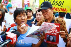 Nanay Celia and Tatay Cesar Veloso, parents of OFW Mary Jane Veloso, with Mary Jane's two children, appeal to President Ferdinand "Bong bong" R. Marcos Jr. and Indonesian President Joko Widodo to free Mary Jane who is detained in Indonesia for 14 years, during a demonstration held at the Mendiola Bridge in Manila, on 10 January 2024. President Joko Widodo is in the Philippines for a 3-day state visit. Mary Jane is a Filipina who was sentenced to death in Indonesia for drug trafficking in 2010 and granted a stay of execution in 2015 after a global call to save her life was launched. (PHOTO: MIKE ALQUINTO)