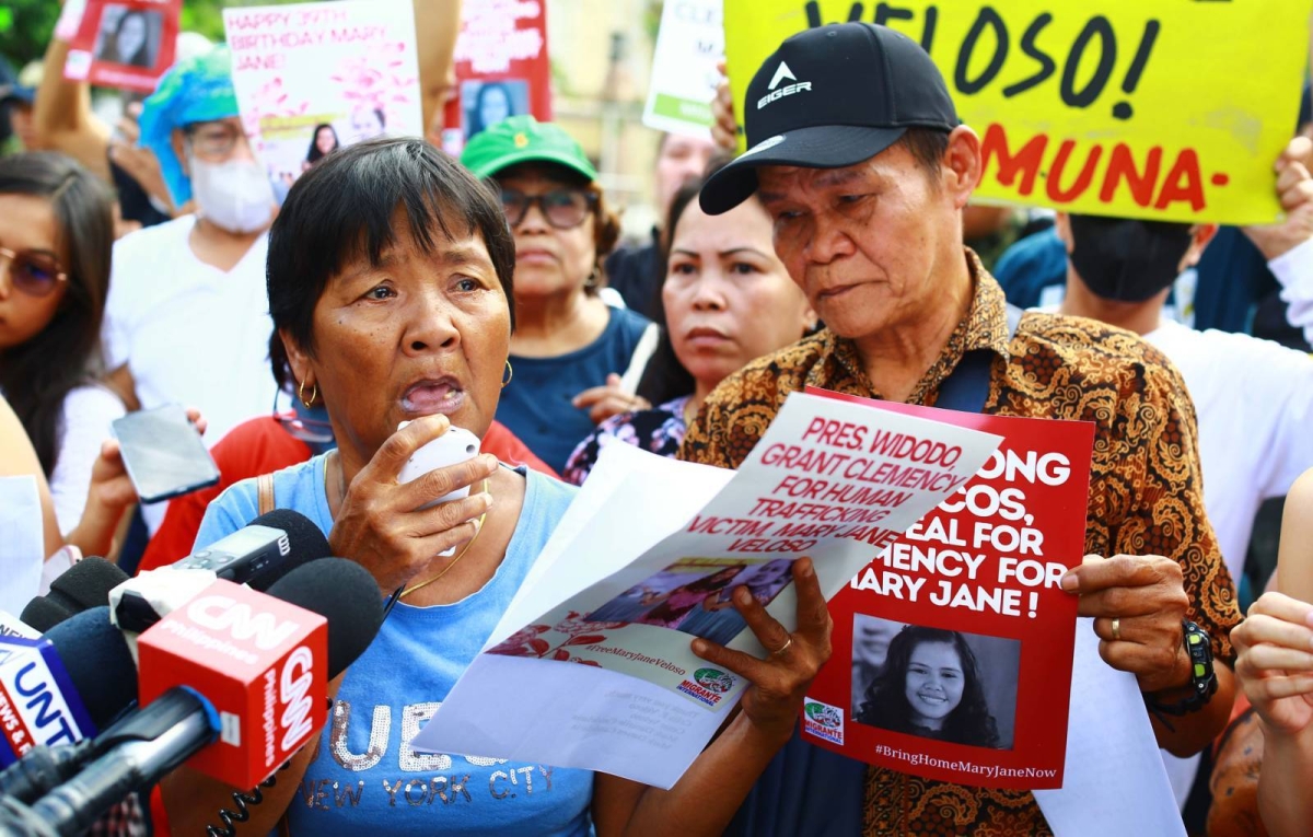 Nanay Celia and Tatay Cesar Veloso, parents of OFW Mary Jane Veloso, with Mary Jane's two children, appeal to President Ferdinand "Bong bong" R. Marcos Jr. and Indonesian President Joko Widodo to free Mary Jane who is detained in Indonesia for 14 years, during a demonstration held at the Mendiola Bridge in Manila, on 10 January 2024. President Joko Widodo is in the Philippines for a 3-day state visit. Mary Jane is a Filipina who was sentenced to death in Indonesia for drug trafficking in 2010 and granted a stay of execution in 2015 after a global call to save her life was launched. (PHOTO: MIKE ALQUINTO)