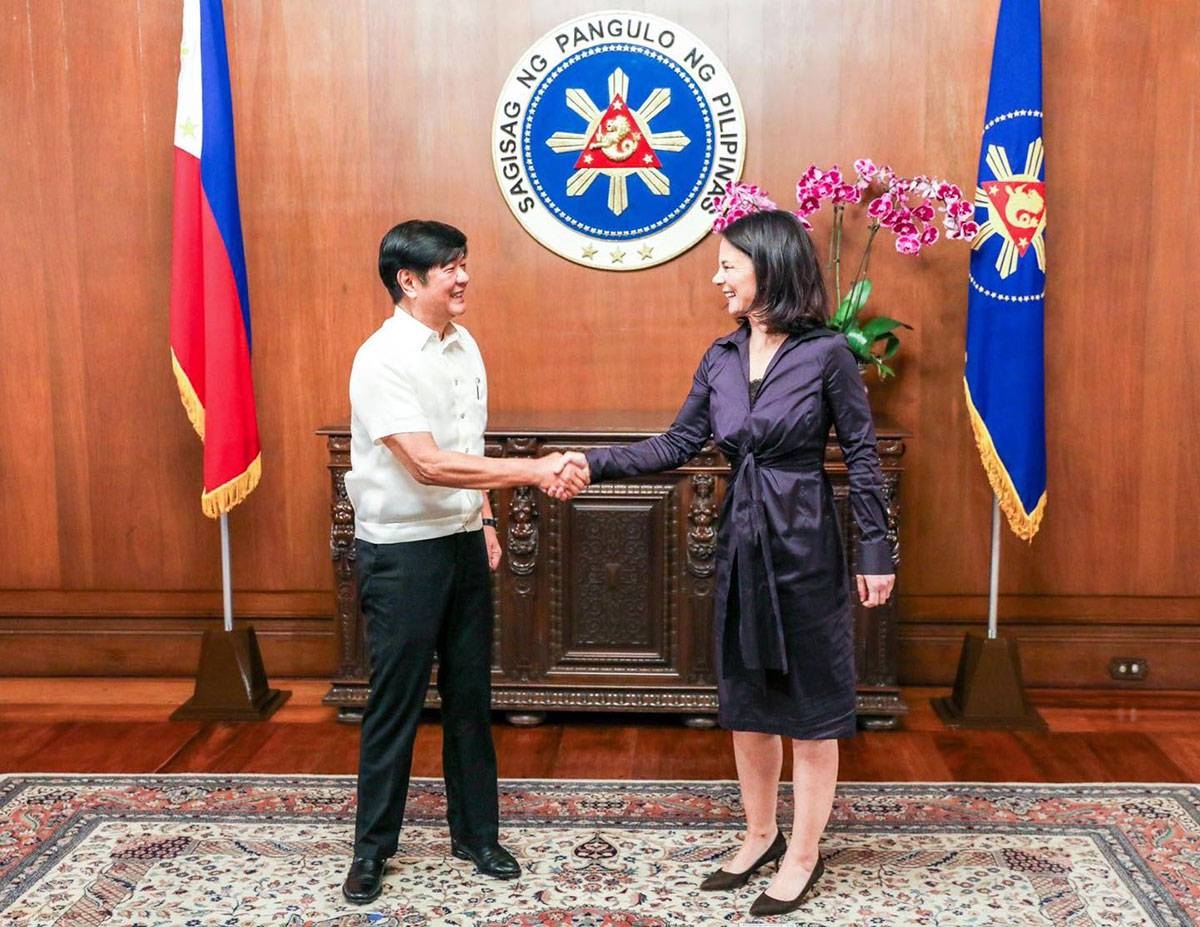 President Ferdinand Marcos Jr. welcomes German Federal Foreign Minister Annalena Baerbock during a courtesy call at Malacañan Palace in Manila on Thursday, Jan. 11, 2024. PPA POOL PHOTOS