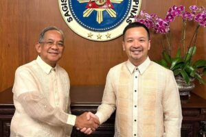 Outgoing SBMA chairman and administrator Jonathan Tan (right) shakes the hand of his successor Eduardo Aliño before the latter's oath-taking ceremony in Malacanang on Friday, January 12, 2024. CONTRIBUTED PHOTO