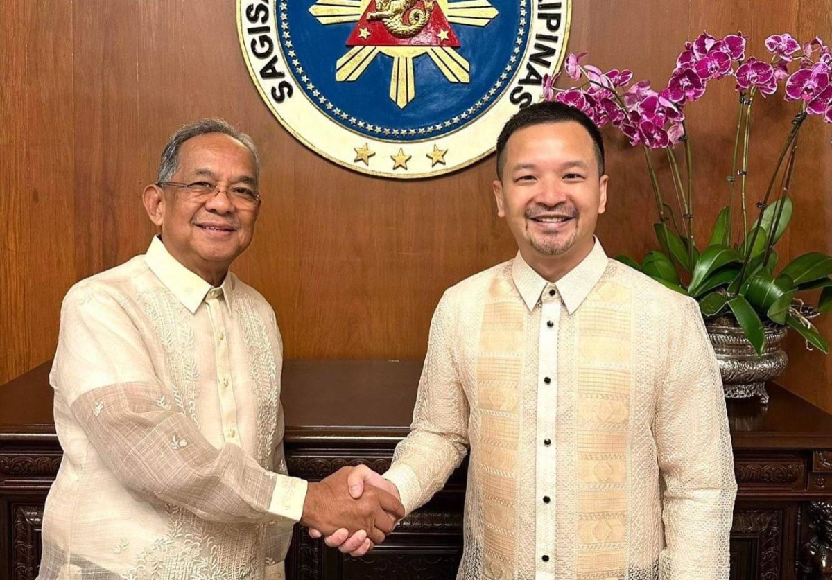 Outgoing SBMA chairman and administrator Jonathan Tan (right) shakes the hand of his successor Eduardo Aliño before the latter's oath-taking ceremony in Malacanang on Friday, January 12, 2024. CONTRIBUTED PHOTO