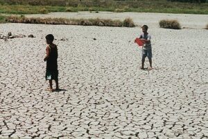 ARID:Two boy's playing kits in dried out Rice Field someplace in east cost, Zamboanga City, considering El Niño. Monday Afternoon, March 11, 2002. 
(Photo by Dondee Dondoyano courtesy of Fotospeed) 
FILE: 11march_Human interest
PHOTOS TODAY2/NEWS/3-12