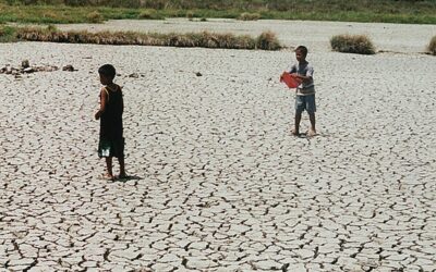 ARID:Two boy's playing kits in dried out Rice Field someplace in east cost, Zamboanga City, considering El Niño. Monday Afternoon, March 11, 2002. 
(Photo by Dondee Dondoyano courtesy of Fotospeed) 
FILE: 11march_Human interest
PHOTOS TODAY2/NEWS/3-12