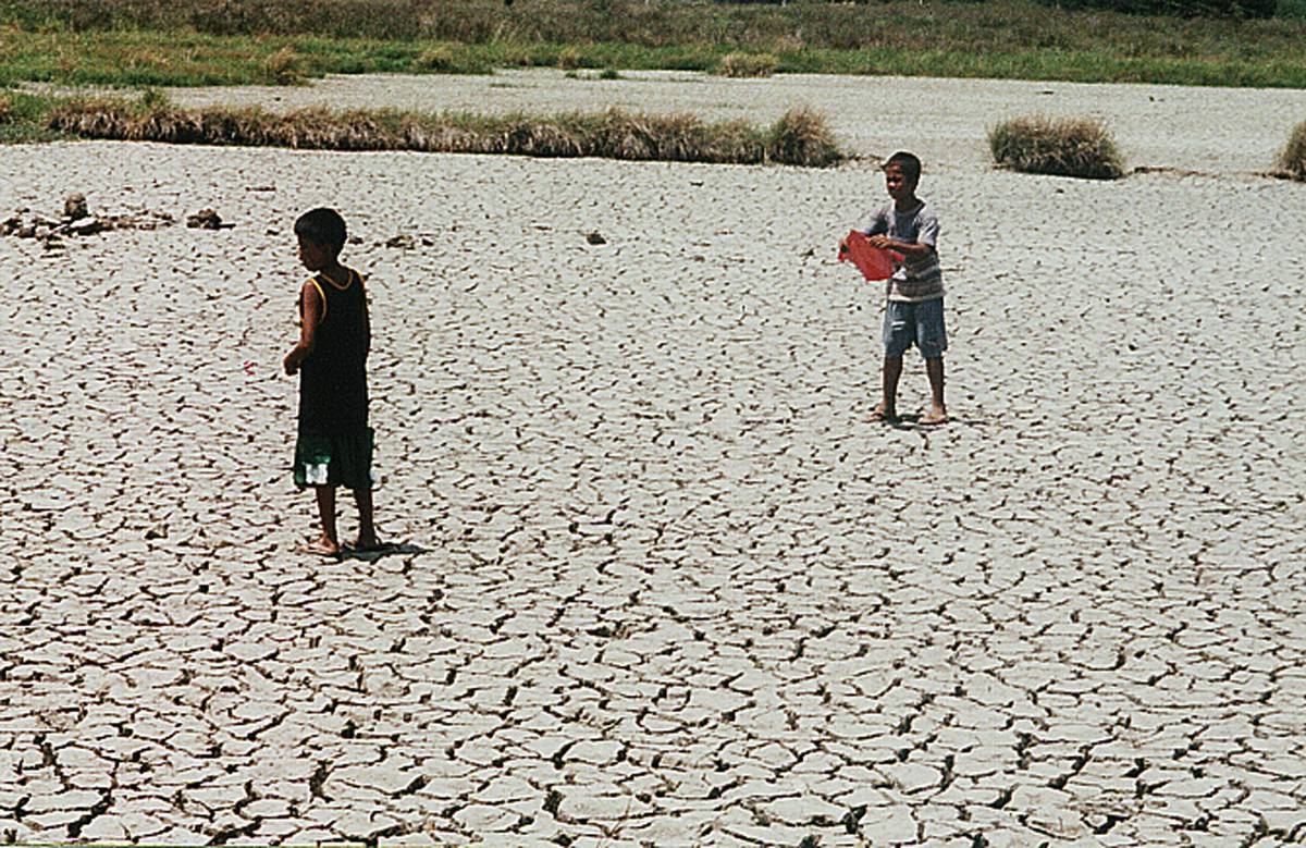 ARID:Two boy's playing kits in dried out Rice Field someplace in east cost, Zamboanga City, considering El Niño. Monday Afternoon, March 11, 2002. 
(Photo by Dondee Dondoyano courtesy of Fotospeed) 
FILE: 11march_Human interest
PHOTOS TODAY2/NEWS/3-12