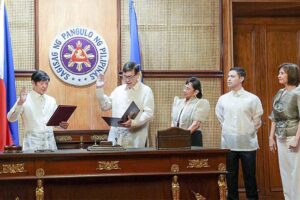 NEW FINANCE CHIEF President Ferdinand Marcos Jr. administers the oath to incoming Finance Secretary Ralph Recto in Malacañang on Friday, Jan. 12, 2024. Looking on (from left) are Recto’s wife, former congresswoman and actress Vilma Santos-Recto, their son, Ryan Christian, and Recto’s sister, Plinky. PHOTO BY RENE H. DILAN