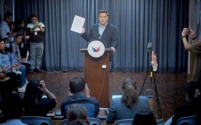 Senate President Proposes Amendments to Economic Provisions in the Constitution Filed Senate President Juan Miguel Zubiri holds a copy of a resolution that seeks to start the discussions on amending the economic provisions of the 1987 Constitution. Contributed photo