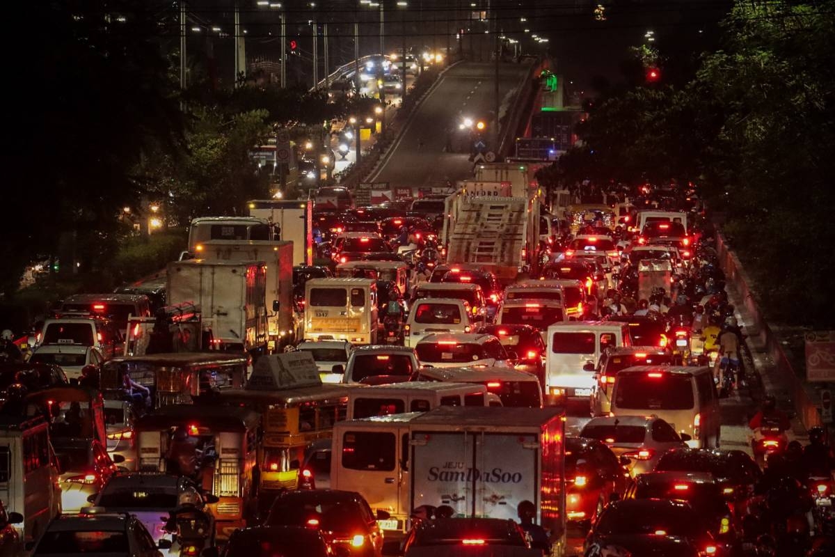 Inching along Vehicles crawl along Roxas Boulevard in Pasay City during heavy 
traffic as the north-bound EDSA-Roxas Boulevard 
flyover was closed for repairs on Wednesday. 
PHOTO BY J. GERARD SEGUIA