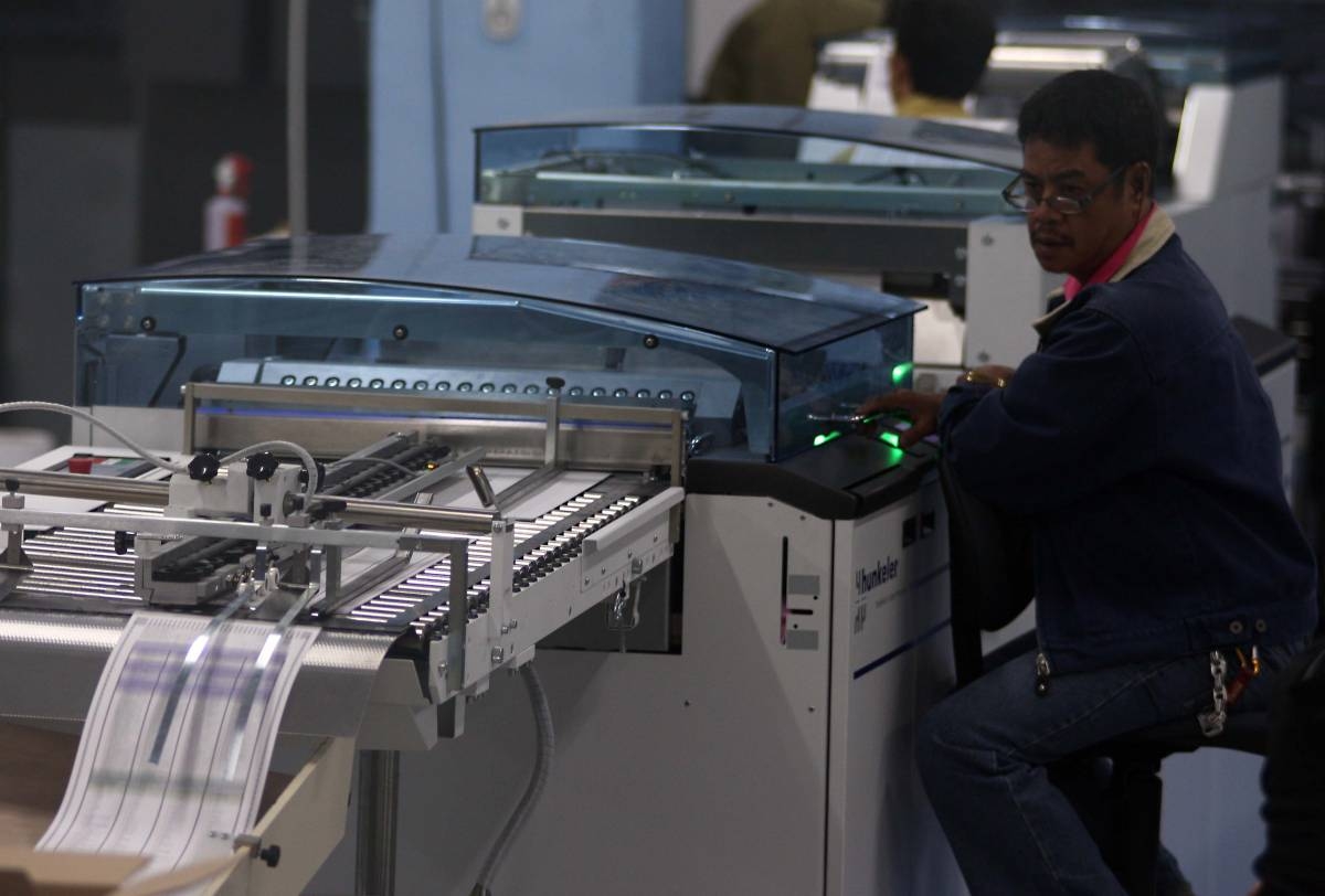 PHOTO BY MIGUEL DE GUZMAN A worker mans the printing machine responsible for the official ballots for the May 10, 2010 automated elections at the National Printing Office (NPO) in Quezon City on Wednesday.