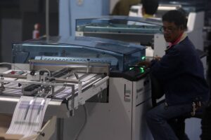 pt2 / news / feb 11 / 100210_balota01.jpg PHOTO BY MIGUEL DE GUZMAN A worker mans the printing machine responsible for the official ballots for the May 10, 2010 automated elections at the National Printing Office (NPO) in Quezon City on Wednesday.