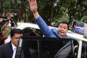 ACQUITTED OF PLUNDER Sen. Jose ‘Jinggoy’ Estrada gives a thumbs up before leaving the Sandiganbayan in Quezon City on Friday, Jan. 19, 2024. The anti-graft court’s Fifth Division acquitted Estrada of plunder in connection with the P10 billion Priority Development Assistance Fund (PDAF) or pork barrel scam linked to businesswoman Janet Lim Napoles.
PHOTO BY ISMAEL DE JUAN
