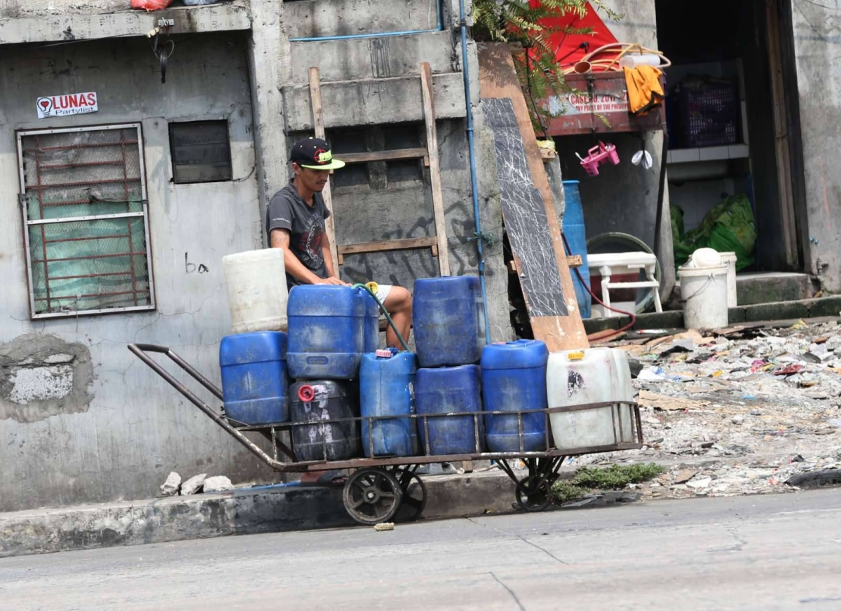 Children help fill up water containers in Tondo, Manila on Tuesday, April 11, 2023. Water shortage in parts of Metro Manila is expected at the onset of the dry season. PHOTO BY RENE H. DILAN