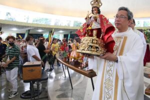 Catholic devotees flock outside the Sto Niño de Tondo Parish Church at the end of the mass to receive the blessing of Holy Water from the church ministers during the Feast of the Sto. Nino in Tondo, Manila, on 21 January 2024. PHOTO BY MIKE ALQUINTO