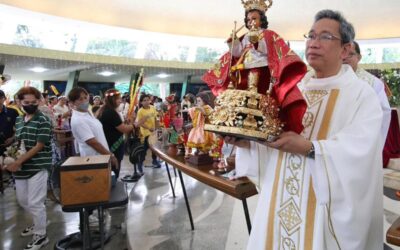 Sinulog Festival Commences with Holy Mass Catholic devotees flock outside the Sto Niño de Tondo Parish Church at the end of the mass to receive the blessing of Holy Water from the church ministers during the Feast of the Sto. Nino in Tondo, Manila, on 21 January 2024. PHOTO BY MIKE ALQUINTO