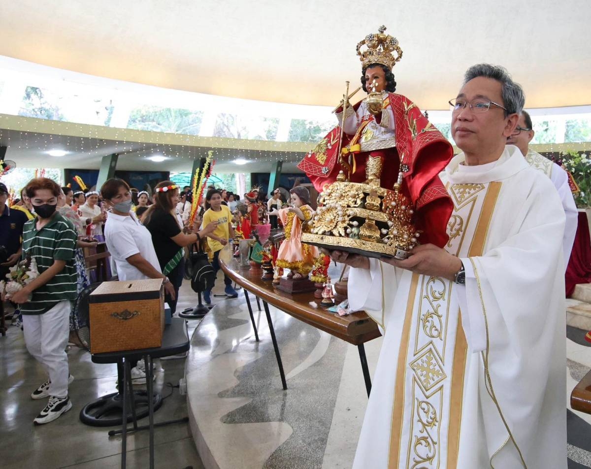 Catholic devotees flock outside the Sto Niño de Tondo Parish Church at the end of the mass to receive the blessing of Holy Water from the church ministers during the Feast of the Sto. Nino in Tondo, Manila, on 21 January 2024. PHOTO BY MIKE ALQUINTO