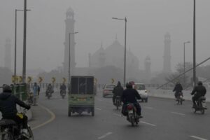 TOXIC AIR Motorcyclists and vehicles move on a bridge as smog envelops the historical Badshahi Mosque, background, in Lahore, Pakistan, Jan. 5, 2024. AP PHOTO