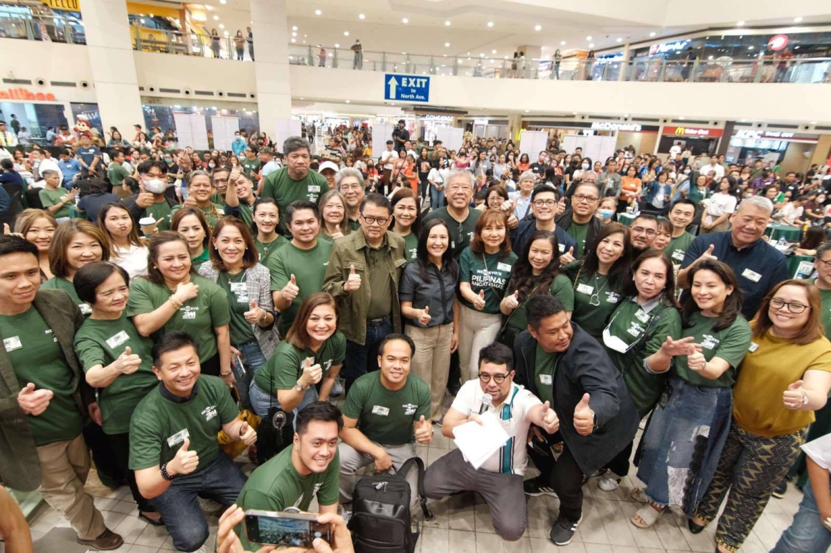 TOP MENTORS Go Negosyo founder Joey Concepcion joins Quezon City Mayor Joy Belmonte and some of the country’s most successful entrepreneurs and businessmen at the 3M on Wheels free entrepreneurship mentoring event held at the TriNoma Mall in Quezon City on Saturday, Jan. 20, 2024. The event marks the first salvo of entrepreneurship events for 2024 to be organized by the non-profit in its advocacy to promote entrepreneurship among Filipinos.