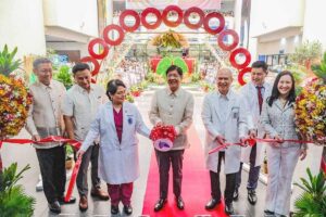 Lung program President Ferdinand Marcos Jr. leads the ribbon-cutting ceremony at the Lung Center of the Philippines at the launch of the Lung Transplant Program. With him were (from left) Rep. Ciriaco Gato Jr.; Sen. Sonny Angara; Dr. Rose Marie Rosete-Liquete, department manager, Lung Center of the Philippines; Dr. Vincent Balanag, executive director, Lung Center of the Philippines; Dr. Edmund Villaroman, department head, Thoracic Surgery and Anesthesia; and Quezon City Mayor Joy Belmonte. PPA POOL