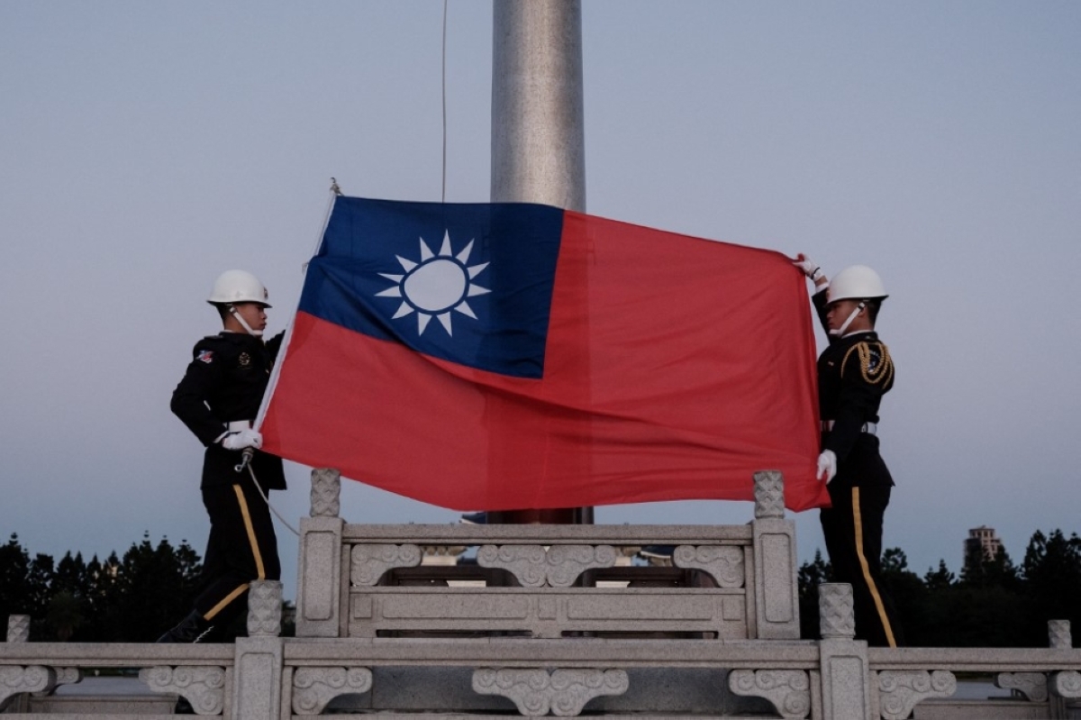 FLAG OF THEIR FATHERS Guards raise Taiwan’s flag on Democracy Boulevard at the Chiang Kai-shek Memorial Hall in the capital Taipei on Jan. 14, 2024. AFP PHOTO