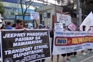 Members of transport group PISTON, Manibela and No To PUV Phaseout Coalition trooped to the Land Transportation Franchising and Regulatory Board to continue their protest against the December 31 deadline for the submission of application for franchise consolidation. PHOTOS BY RENE H. DILAN