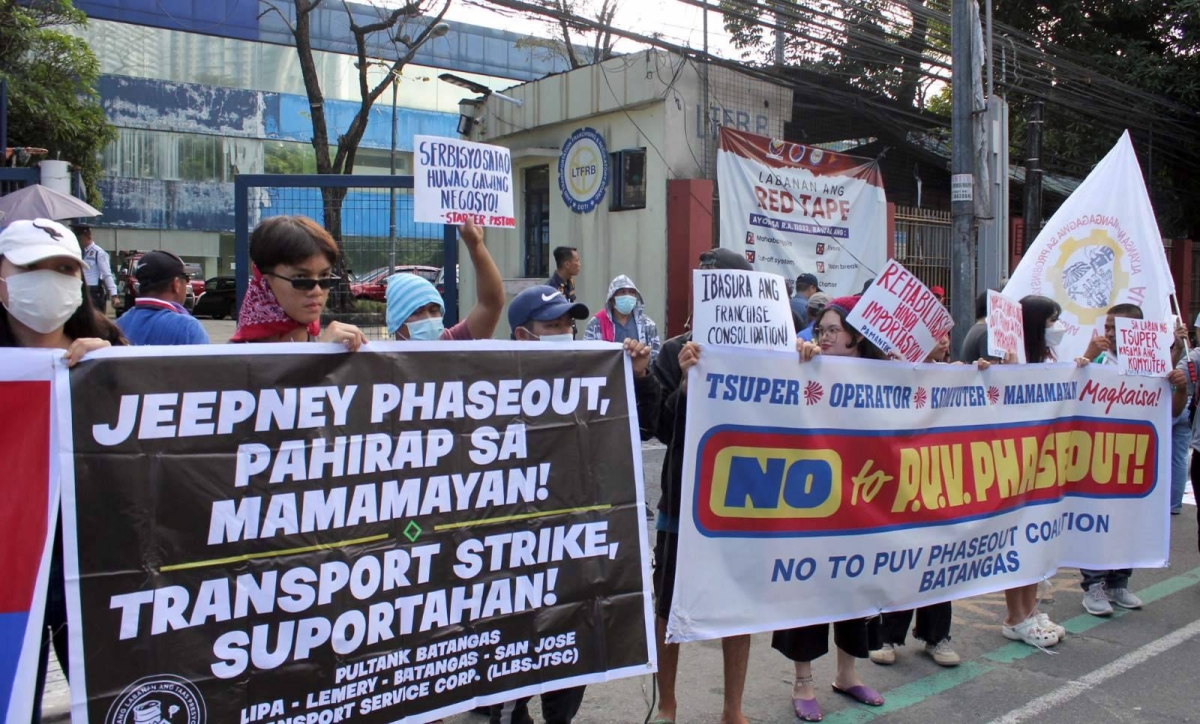 Members of transport group PISTON, Manibela and No To PUV Phaseout Coalition trooped to the Land Transportation Franchising and Regulatory Board to continue their protest against the December 31 deadline for the submission of application for franchise consolidation. PHOTOS BY RENE H. DILAN