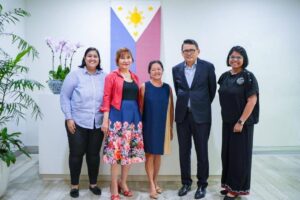 COLLABORATION First Lady Liza Araneta-Marcos (center) with (from left) Go Negosyo Executive Director Mina Akram,
Go Negosyo mentor and former Philippine Commission on Women chairperson Myrna Yao, Go Negosyo founder Joey Concepcion, and Go
Negosyo Senior Adviser Josephine Romero. CONTRIBUTED PHOTO