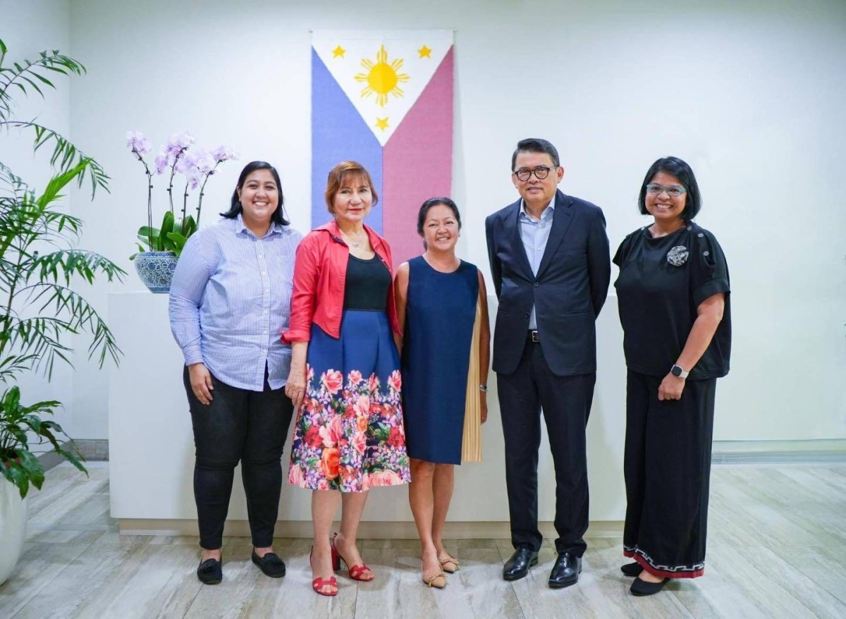 COLLABORATION First Lady Liza Araneta-Marcos (center) with (from left) Go Negosyo Executive Director Mina Akram,
Go Negosyo mentor and former Philippine Commission on Women chairperson Myrna Yao, Go Negosyo founder Joey Concepcion, and Go
Negosyo Senior Adviser Josephine Romero. CONTRIBUTED PHOTO