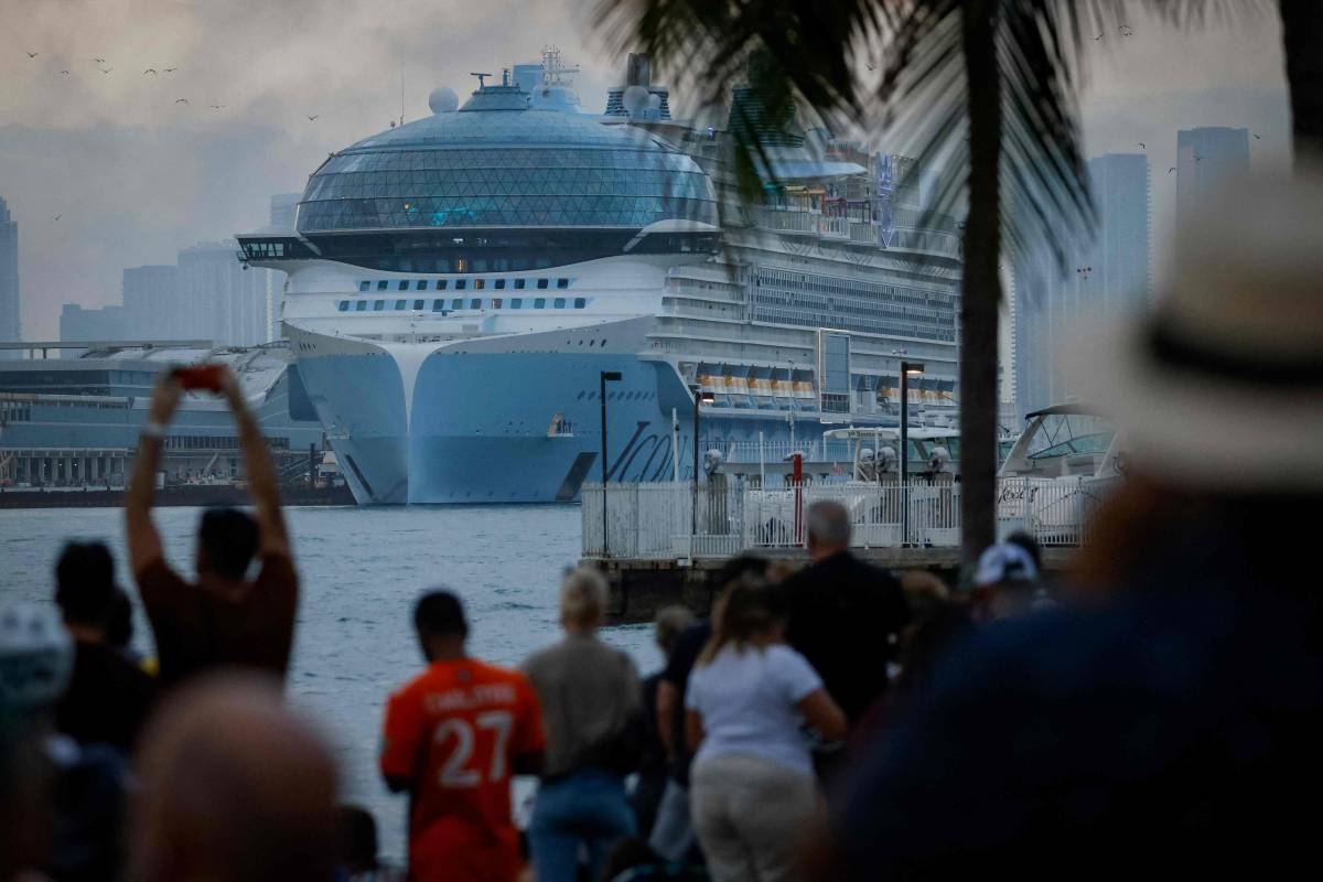 WORLD’S BIGGEST People watch as Royal Caribbean’s Icon of the Seas, billed as the world’s largest cruise ship, sails from the Port of Miami in Miami, Florida, on its maiden cruise on Saturday, Jan. 27, 2024. AFP PHOTO