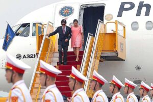 VIETNAM VISIT President Ferdinand Marcos Jr. and First Lady Marie Louise ‘Liza’ Araneta-Marcos arrive at the Noi Bai International Airport in Hanoi, Vietnam, on Monday, Jan. 29, 2024. CONTRIBUTED PHOTO