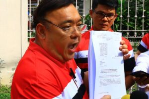 Former congressman and presidential spokesman, Harry Roque, in a Sonshine Media Network International (SMNI) uniform, together with reporters and anchors of SMNI shows a copy of the Petition for Certiorari and Prohibition for a Temporary Restraining Order in front of the Supreme Court in Manila, Tuesday, Jan. 30, 2024. The National Telecommunications Commission (NTC) suspended the operations of SMNI for alleged broadcasting violations. PHOTO BY MIKE ALQUINTO