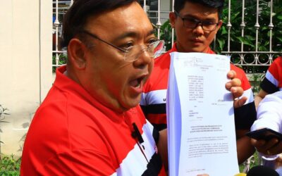 Former congressman and presidential spokesman, Harry Roque, in a Sonshine Media Network International (SMNI) uniform, together with reporters and anchors of SMNI shows a copy of the Petition for Certiorari and Prohibition for a Temporary Restraining Order in front of the Supreme Court in Manila, Tuesday, Jan. 30, 2024. The National Telecommunications Commission (NTC) suspended the operations of SMNI for alleged broadcasting violations. PHOTO BY MIKE ALQUINTO