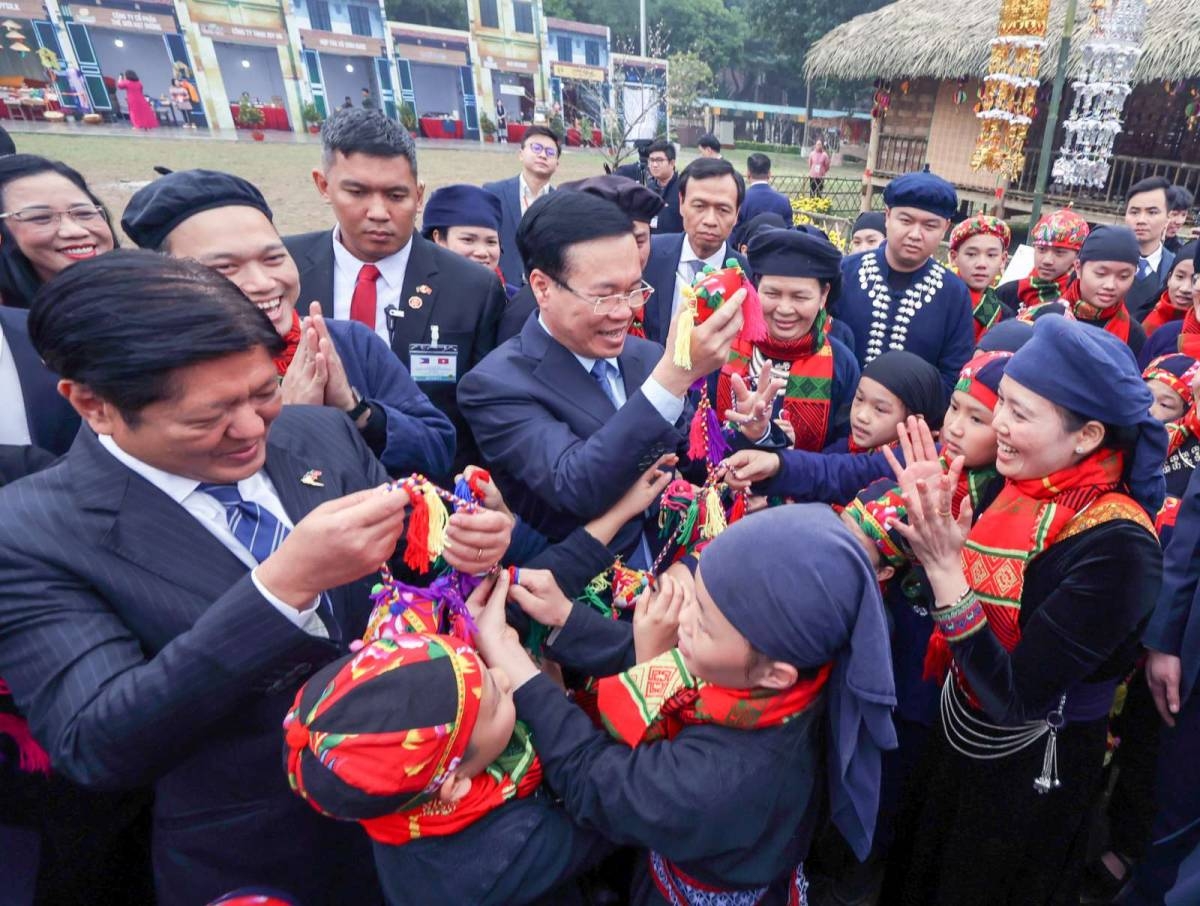President Ferdinand Marcos Jr. and Vietnamese President Vo Van Thuong greet the crowd at the Imperial Citadel of Thang Long in Hanoi, Vietnam, on Tuesday, Jan. 30, 2024. CONTRIBUTED PHOTO