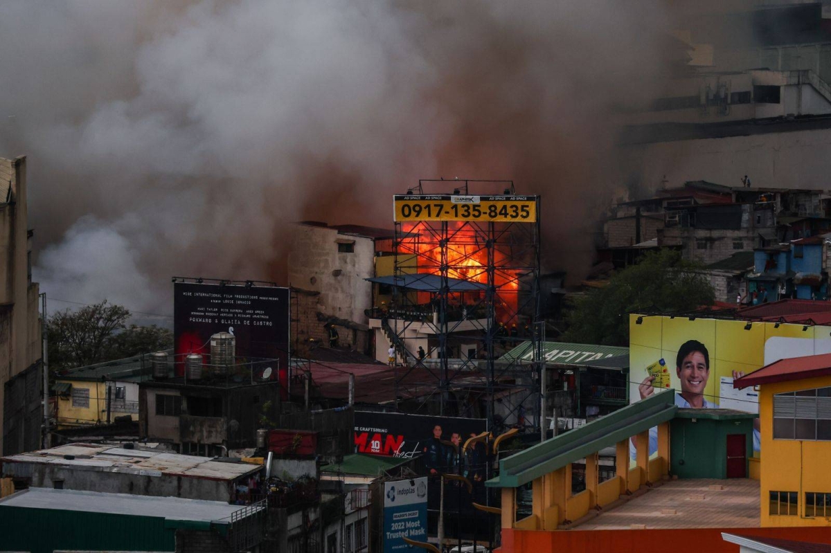 Plumes of dark smoke shroud the residential area along Recto from a 5th alarm fire near LRT 2 Station. Photos by Rio Deluvio