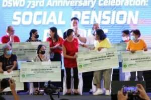 HELP FOR THE ELDERLY First lady Marie Louise “Liza” Araneta-Marcos leads the ceremonial kickoff of the Department of Social Welfare and Development’s social pension payout to indigent senior citizens at the DSWD Central Office in Quezon City on Friday, Feb. 2, 2024. Behind the first lady are DSWD Secretary Rex Gatchalian (center) and other officials. PHOTO BY ISMAEL DE JUAN