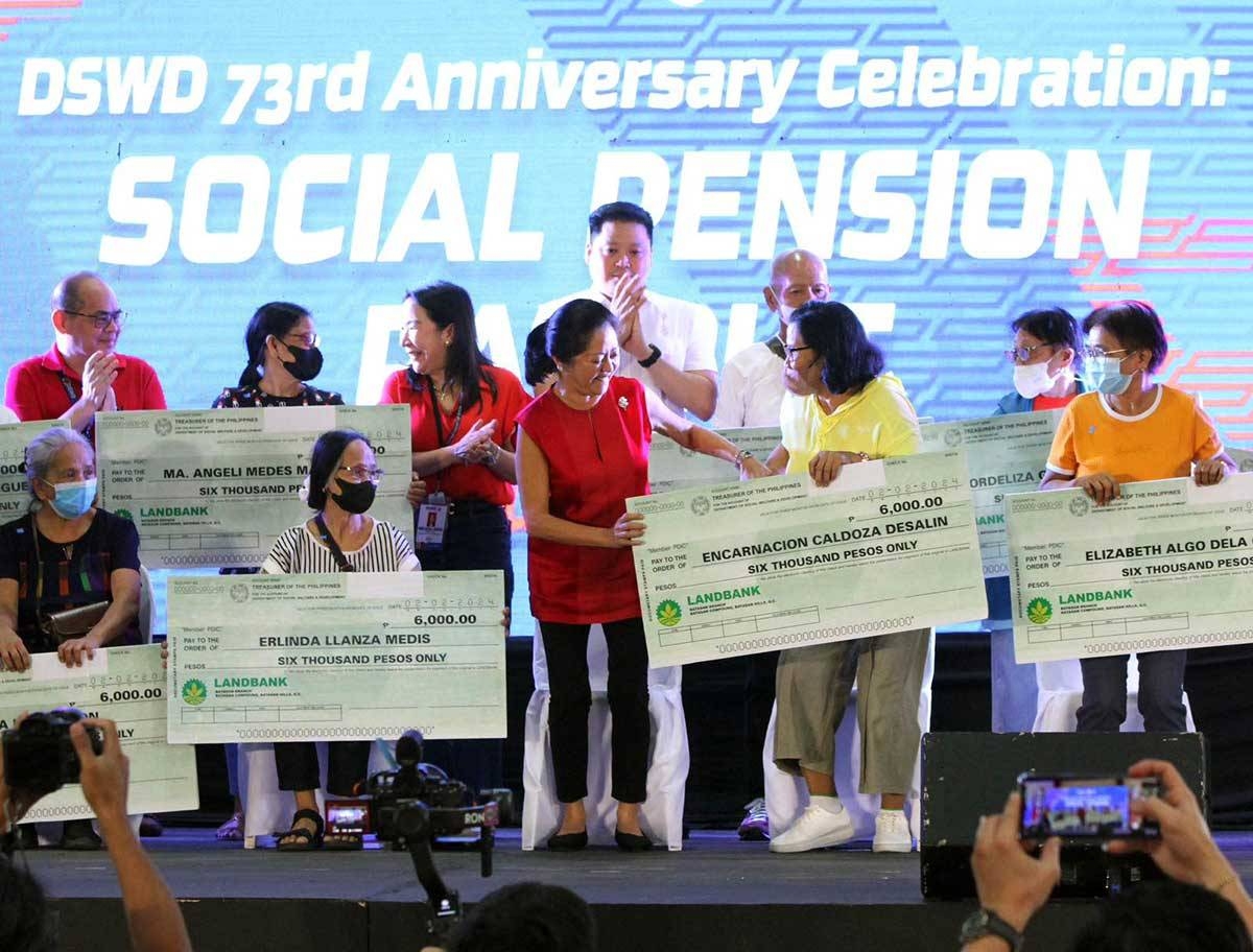 HELP FOR THE ELDERLY First lady Marie Louise “Liza” Araneta-Marcos leads the ceremonial kickoff of the Department of Social Welfare and Development’s social pension payout to indigent senior citizens at the DSWD Central Office in Quezon City on Friday, Feb. 2, 2024. Behind the first lady are DSWD Secretary Rex Gatchalian (center) and other officials. PHOTO BY ISMAEL DE JUAN