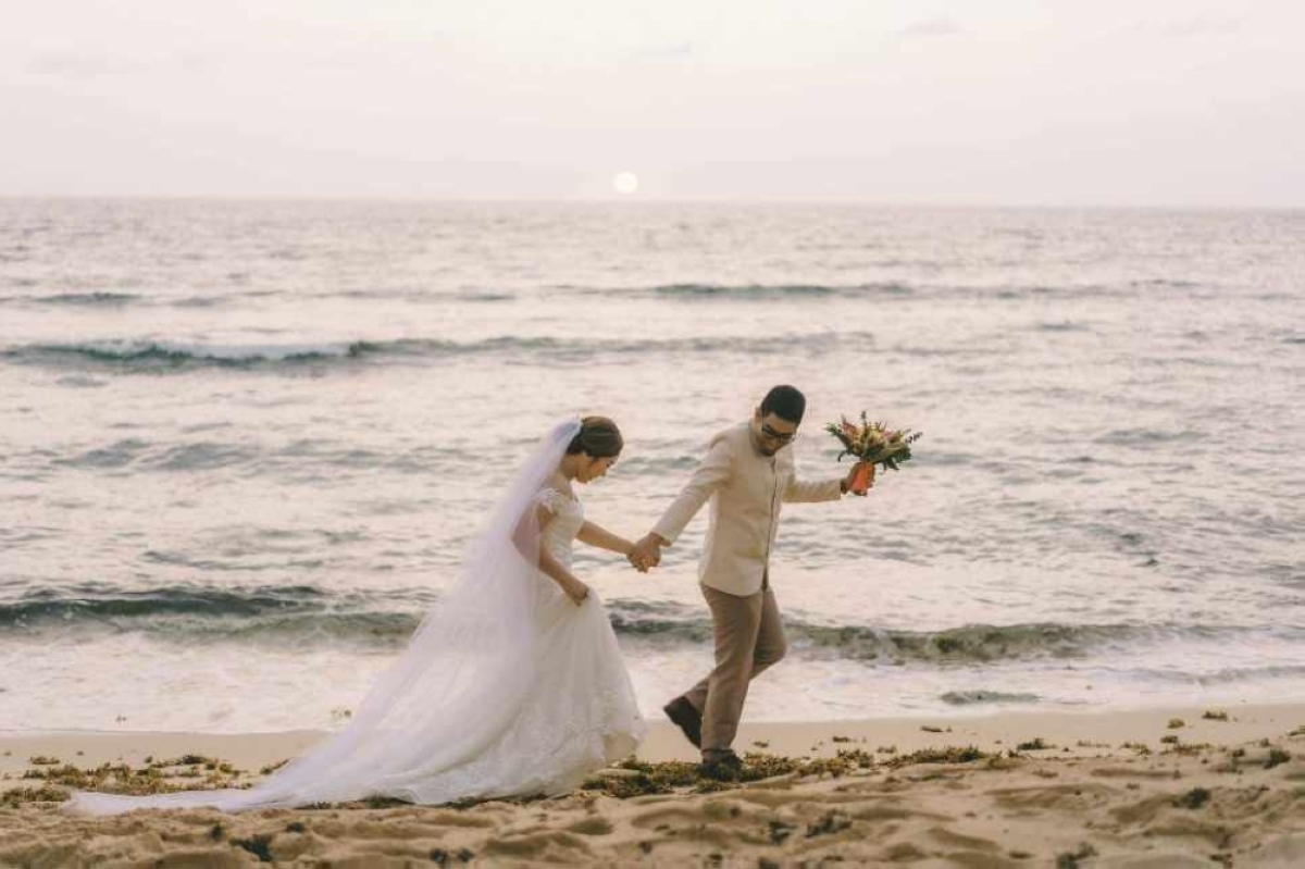 BEACH WEDDING The Mercado couple exchanged their I-do’s against the backdrop of sea, sand and waves in Bolinao, Pangasinan, on May 12, 2023. The two found each other’s love while responding to God’s call to preach His word. PHOTO COURTESY OF JOANNE AGBUYA MERCADO/PNA