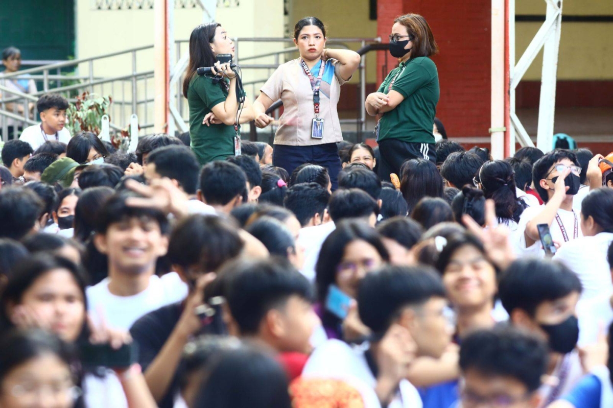Teachers and students of the Araullo High School in Manila vacate their classrooms after feeling tremors on Tuesday, Dec. 5, 2023. A magnitude 5.9 earthquake jolted Lubang municipality in Occidental Mindoro on Tuesday, the Philippine Institute of Volcanology and Seismology said. PHOTOS BY MIKE ALQUINTO