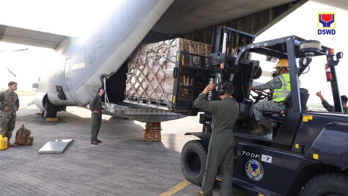 FOOD PACKS FOR FLOOD VICTIMS The Department of Social Welfare and Development oversees the loading of some 2,400 family food packs (FFPs) in two US C-130 planes at the Villamor Airbase in Pasay City on Monday, Feb. 12, 2024 for residents in the Davao Region affected by floods. PHOTO COURTESY OF DSWD CENTRAL OFFICE