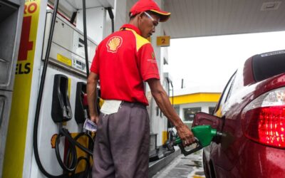 Fuel Prices Experience a Decrease After Weeks of Increases A Filipino man holds fuel pump to fill up the car at shell gas station along U.N Avenue in Manila. Photo by: Dj Diosina