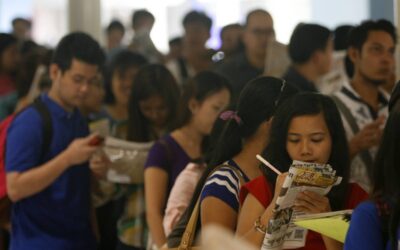 Job seekers fill out application forms while on line for a job fair at a mall in Mandaluyong City on Wednesday. About nine million or 19.1 Filipino adults are unemployed for the month of March, nearly eight percent down from the 27 percent or 12.4 million unemployed adults recorded last December, according to a recent survey by the Social Weather Stations. PHOTO BY MIGUEL DE GUZMAN