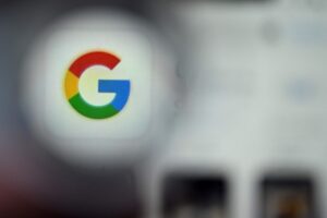 GOING BIG This illustration photograph taken on Dec. 22, 2023 shows the logo of Google displayed on a smartphone’s screen in Frankfurt am Main, Germany. The tech giant on Thursday, Feb. 8, 2024, rebranded its ChatGPT-style chatbot to Gemini as the tech titan’s AI race with Microsoft intensifies. AFP PHOTO