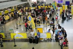 pt2/news/may1/300419_cebupac-8
Photo by: J. Gerard Seguia
Passengers of Cebu Pacific Airlines line up as they check in for boarding at the NAIA Terminal 3 in Pasay City, Tuesday afternoon.