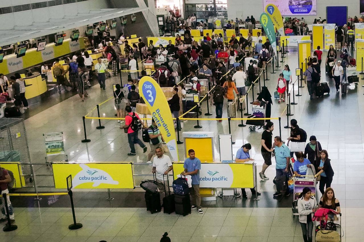 pt2/news/may1/300419_cebupac-8
Photo by: J. Gerard Seguia
Passengers of Cebu Pacific Airlines line up as they check in for boarding at the NAIA Terminal 3 in Pasay City, Tuesday afternoon.