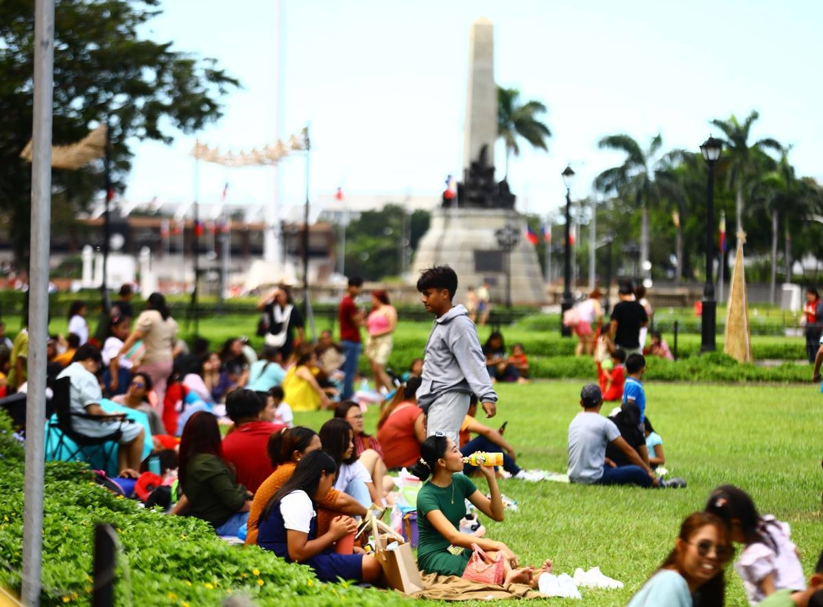 people in luneta park