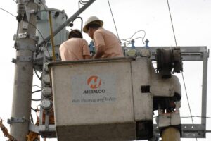 Linemen from the Manila Electric Company (MERALCO) install electric meters in Manila 09 July 2007. Philippine industrialist Oscar Lopez will increase his family's stake in top power distributor Manila Electric Co (Meralco) by buying out a Spanish partner for 250 million USD, a Lopez holding firm said Thursday. Lopez-owned First Philippine Holdings Corp announced it is buying out its partner Union Fenosa Internacional SA in their joint venture First Philippine Union Fenosa Inc.     AFP PHOTO/Jay DIRECTO
PT2/News/July10_090707_meralco01.jpg