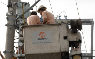 Power Interruption Scheduled in Parts of Manila on Feb 21 Linemen from the Manila Electric Company (MERALCO) install electric meters in Manila 09 July 2007. Philippine industrialist Oscar Lopez will increase his family's stake in top power distributor Manila Electric Co (Meralco) by buying out a Spanish partner for 250 million USD, a Lopez holding firm said Thursday. Lopez-owned First Philippine Holdings Corp announced it is buying out its partner Union Fenosa Internacional SA in their joint venture First Philippine Union Fenosa Inc. AFP PHOTO/Jay DIRECTO
PT2/News/July10_090707_meralco01.jpg